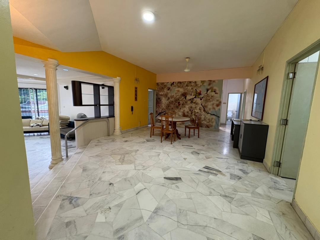 Dining area inside Colonnades Condominium