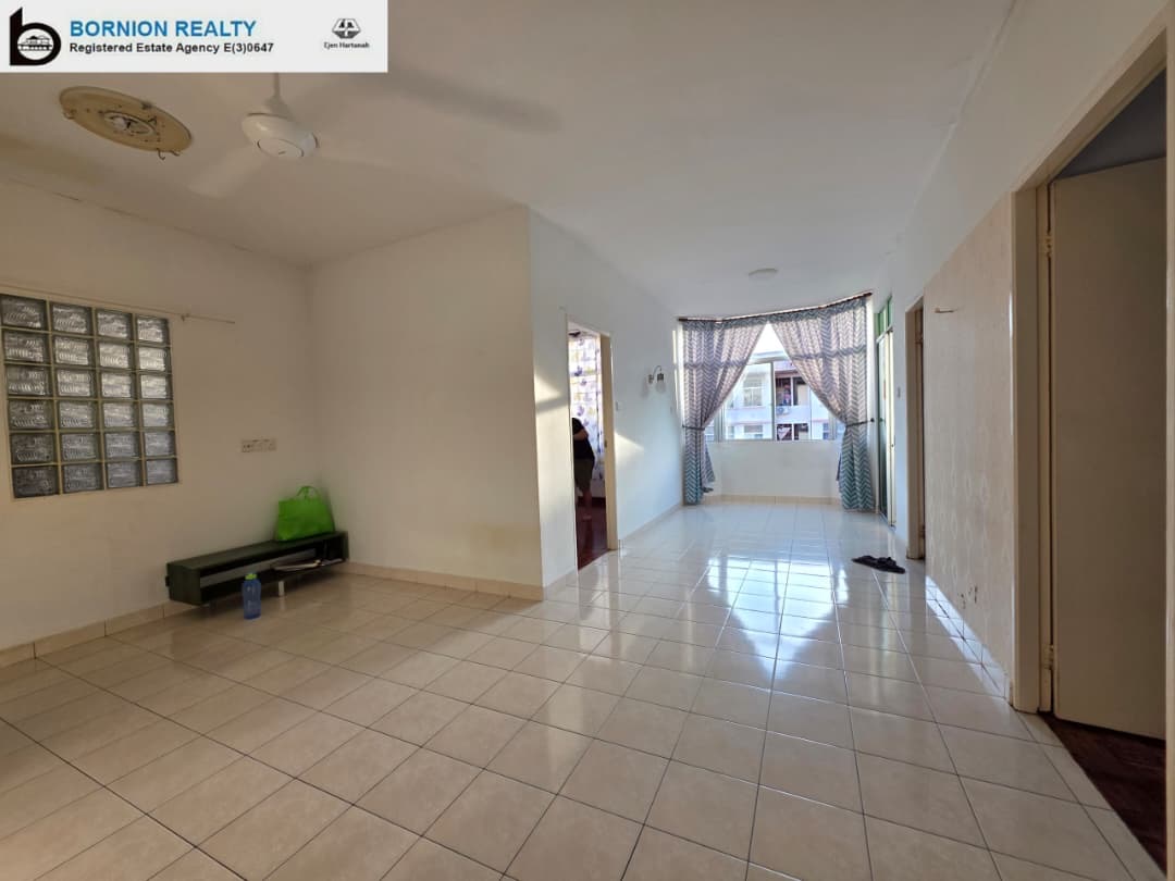 Bright living area inside Country Heights Apartment